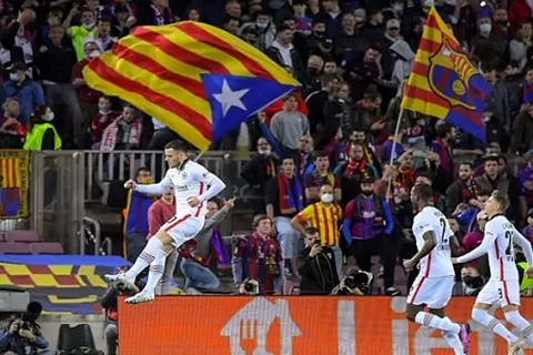 واقعة يخشى برشلونة تكرارها.. ماذا حدث في مباراة فرانكفورت؟